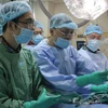 Các bác sỹ Bệnh viện Đại học Y dược Thành phố Hồ Chí Minh thực hiện thay van động mạch chủ qua da cho bệnh nhân. (Ảnh: TTXVN phát)