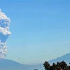 Núi lửa Merapi trên đảo Java, Indonesia phun tro bụi ngày 1/6/2018. (Ảnh: AFP/TTXVN)