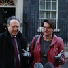 Chủ tịch DUP Arlene Foster (phải) và Phó Chủ tịch Nigel Dodds (trái) phát biểu với báo giới tại London. (Ảnh: AFP/TTXVN)