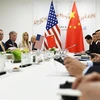 Tổng thống Mỹ Donald Trump (trái) và Chủ tịch Trung Quốc Tập Cận Bình (thứ 2, phải) trong cuộc hội đàm bên lề Hội nghị thượng đỉnh G20 tại Osaka, Nhật Bản. (Ảnh: AFP/TTXVN)