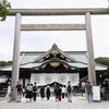 Người dân viếng đền Yasukuni ở thủ đô Tokyo, Nhật Bản. (Ảnh: Kyodo/TTXVN)