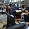 Nhân viên Ủy ban Bầu cử độc lập Afghanistan (IEC) làm việc tại trung tâm nhập dữ liệu bầu cử ở Kabul. (Ảnh: AFP/TTXVN)