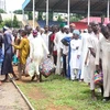 Các nạn nhân xếp hàng chờ nhận lương thực sau khi được giải cứu tại Kaduna, Nigeria, ngày 27/9. (Ảnh: AFP/ TTXVN)