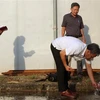 Đoàn kiểm tra liên ngành thành phố Hà Nội lấy mẫu nước tại Công ty Cổ phần Đầu tư nước sạch sông Đà để thực hiện xét nghiệm. (Ảnh TTXVN phát)