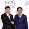 Thủ tướng Nhật Bản Shinzo Abe (phải) và Chủ tịch Trung Quốc Tập Cận Bình tại Hội nghị thượng đỉnh G20 ở Osaka ngày 28/6. (Nguồn: Yonhap/TTXVN)