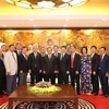 Phó Chủ tịch UBND Thành phố Hà Nội Nguyễn Thế Hùng và ông Tosho Matsuo chụp ảnh lưu niệm với các đại biểu. (Ảnh: Văn Điệp/TTXVN)