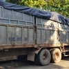 Chiếc xe tải và tang vật rác thải được bị tạm giữ tại cơ quan công an. (Ảnh: Đậu Tất Thành/TTXVN)