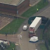 Lực lượng chức năng điều tra tại hiện trường phát hiện xe tải chở 39 thi thể ở Khu công nghiệp Waterglade của thị trấn Grays, hạt Essex, cách thủ đô London 32km về phía Đông. (Ảnh: PA/TTXVN)