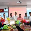 Ông Lê Thanh Liêm, Phó Chủ tịch Thường trực UBND Thành phố Hồ Chí Minh trao Bằng khen cho các cá nhân có thành tích xuất sắc trong công tác cứu hộ, cứu nạn. (Ảnh: Xuân Khu/TTXVN)