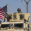 Xe quân sự Mỹ từ miền Bắc Iraq di chuyển qua thành phố Qamishli, miền Đông Bắc Syria. (Ảnh: AFP/TTXVN)