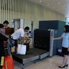 Nhân viên Chi cục Hải quan cửa khẩu quốc tế Hữu Nghị (Lạng Sơn) giám sát việc kiểm tra hành lý của khách nhập cảnh bằng máy soi. (Ảnh: Phạm Hậu/TTXVN)