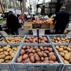 Rau củ quả được bán tại một khu chợ ở New York, Mỹ. (Ảnh: AFP/TTXVN)