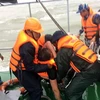 Chiến sỹ Bộ Tư lệnh Vùng Cảnh sát biển 1 cứu các thuyền viên của tàu Thành Công 999 tại hiện trường. (Ảnh: TTXVN phát)