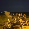 Người dân tụ tập tại tuyến đường 35, cách bãi rác Nam Sơn khoảng 200m, để chặn không cho xe vận chuyển vào bãi rác. (Ảnh: Mạnh Khánh/TTXVN)