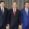 Thủ tướng Nguyễn Xuân Phúc với Thủ tướng Lào Thongloun Sisoulith (trái) và Thủ tướng Campuchia Samdech Techo Hun Sen (phải). (Ảnh: Thống Nhất/TTXVN)