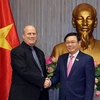 Phó Thủ tướng Vương Đình Huệ và ông David Becker, Giám đốc APG. (Nguồn: baochinhphu.vn)