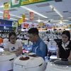 Người tiêu dùng mua sắm tại Điểm Vàng khuyến mại của Siêu thị MediaMart (số 3, 5 Nguyễn Văn Linh, quận Long Biên). (Ảnh: Đỗ Phương Anh/TTXVN)