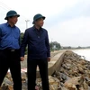 Bộ trưởng Bộ Nông nghiệp và Phát triển nông thôn Nguyễn Xuân Cường kiểm tra tuyến kè biển xã Phổ Thạnh, huyện Đức Phổ. (Ảnh: Phước Ngọc/TTXVN)