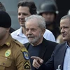 Cựu Tổng thống Brazil Luiz Inacio Lula da Silva (giữa) rời trụ sở cơ quan cảnh sát liên bang ở Curitiba, bang Parana sau khi được trả tự do. (Ảnh: AFP/TTXVN)