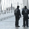 Cảnh sát Đức gác tại khu vực Kehl, biên giới Đức-Pháp. (Ảnh: AFP/TTXVN)