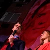 Quyền Thủ tướng Tây Ban Nha Pedro Sanchez (trái) phát biểu trước những người ủng hộ sau khi kết quả sơ bộ tổng tuyển cử được công bố, tại Madrid. (Ảnh: AFP/TTXVN)