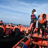 Người di cư được cứu trên biển ngoài khơi Libya. (Ảnh: AFP/TTXVN)