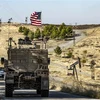 Quân đội Mỹ tuần tra tại khu vực có nhiều mỏ dầu ở tỉnh Hasakeh, Đông Bắc Syria. (Ảnh: AFP/TTXVN)