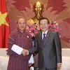 Phó Chủ tịch Phùng Quốc Hiển tiếp Kiểm toán Nhà nước Buhtan Tshering Kezang. (Ảnh: Dương Giang/TTXVN)