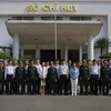 Đoàn công tác Bộ Quốc phòng Nhật Bản chụp ảnh kỷ niệm cùng Bộ đội biên phòng tỉnh Lào Cai. (Ảnh: TTXVN phát)