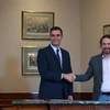 Thủ tướng tạm quyền Tây Ban Nha Pedro Sanchez (trái) và lãnh đạo đảng Unidas Podemos, ông Pablo Iglesias sau lễ ký thỏa thuận sơ bộ về thành lập Chính phủ liên minh tại thủ đô Madrid. (Ảnh: AFP/TTXVN)