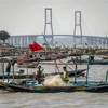 Ngư dân Indonesia đánh bắt cá tại vùng biển Surabaya, tỉnh Tây Java. (Ảnh: AFP/TTXVN)