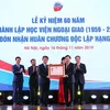 Phó Thủ tướng, Bộ trưởng Bộ Ngoại giao Phạm Bình Minh trao Huân chương Độc lập hạng Nhất tặng Học viện Ngoại giao. (Ảnh: TTXVN)