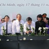 Phó Thủ tướng Thường trực Trương Hòa Bình cùng các lãnh đạo, đại diện các Ban, Bộ, Ngành và đông đảo nhân dân Thành phố Hồ Chí Minh đặt hoa tưởng niệm các nạn nhân tử vong do tai nạn giao thông. (Ảnh: Thanh Vũ/TTXVN)