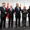 (Từ trái sang): Chủ tịch Trung Quốc Tập Cận Bình, Tổng thống Nga Vladimir Putin, Tổng thống Brazil Jair Bolsonaro, Thủ tướng Ấn Độ Narendra Modi và Tổng thống Nam Phi Cyril Ramaphosa chụp ảnh chung tại cuộc họp lãnh đạo các nước nhóm BRICS ở Osaka, Nhật B