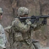 Binh sỹ Mỹ kiểm tra khả năng bắn súng trường trong đợt huấn luyện tại căn cứ ở Pocheon, cách Seoul (Hàn Quốc) khoảng 70km về phía Đông Bắc. (Ảnh: AFP/TTXVN)