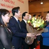 Chủ tịch Quốc hội Nguyễn Thị Kim Ngân tặng hoa các đại biểu tại buổi gặp mặt. (Ảnh: Trọng Đức/TTXVN)