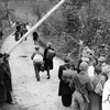 Người tị nạn Đức vượt qua hàng rào Nga để di chuyển về phía Đông từ khu vực của Mỹ tại điểm trao đổi Gros Topfer ngày 6/11/1945. (Nguồn: AP)