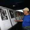 Khách tham quan triển lãm ảnh về nạn nhân chiến tranh tại Nhật Bản và Việt Nam. (Ảnh: Thanh Vũ/TTXVN)