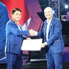 Đại sứ Italy tại Việt Nam Antonio Alessandro trao Huân chương Công trạng của Italy tặng Chủ tịch Ủy ban Nhân dân thành phố Hà Nội Nguyễn Đức Chung. (Nguồn: hanoi.gov.vn)