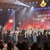 Ban tổ chức tặng hoa các giám khảo trong Liên hoan Phim Việt Nam lần thứ 21. (Ảnh: Ngọc Sơn/TTXVN)