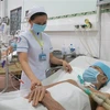 Điều dưỡng viên Bệnh viện Phạm Ngọc Thạch chăm sóc bệnh nhân lao phổi. (Ảnh: Đinh Hằng/TTXVN)