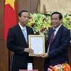 Ông Nguyễn Thanh Bình (phải), Phó Ban thường trực Ban Tổ chức Trung ương, trao quyết định của Ban Bí thư cho ông Nguyễn Văn Thọ. (Ảnh: Đoàn Mạnh Dương/TTXVN)
