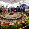 Mâm cỗ lá đặc sắc nhất Việt Nam được công nhận kỷ lục Guinness trong Liên hoan Ẩm thực tỉnh Hoà Bình lần thứ nhất 2019. (Ảnh: Trọng Đạt/TTXVN)