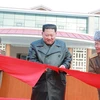 Nhà lãnh đạo Triều Tiên Kim Jong-un (giữa) dự lễ khánh thành khu nghỉ dưỡng suối nước nóng Yangdok ở tỉnh Pyongan. (Ảnh: Yonhap/TTXVN)