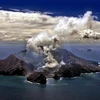 Núi lửa White Island của New Zealand phun tro bụi tháng 11/1999. (Ảnh: AFP/TTXVN)