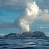 Núi lửa White Isand phun trào. (Ảnh: AFP/TTXVN)