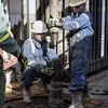 Công nhân Tập đoàn Chevron lắp đặt đường ống thăm dò dầu trên một dàn khoan ở Texas. (Nguồn: Bloomberg)