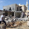 Hiện trường một vụ không kích tại khu vực ngoại ô Tripoli, Libya. (Ảnh: AFP/TTXVN)