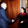 Thủ tướng Belarus Sergey Nikolayevich Rumas đón Chủ tịch Quốc hội Nguyễn Thị Kim Ngân. (Ảnh: Trọng Đức/TTXVN)