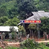 Lực lượng vũ trang tham gia sửa chữa điểm trường Tiểu học Sa Ná-Son. (Ảnh: Trịnh Duy Hưng/TTXVN)